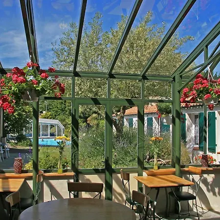 Domaine Le Martinet, The Originals Relais Отель Буэн